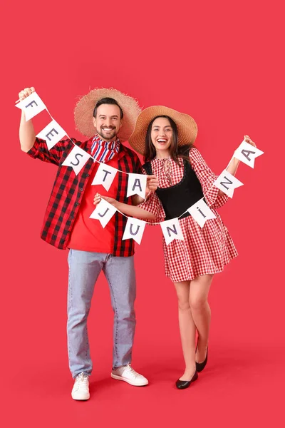 Junges Paar Mit Fahnen Auf Rotem Hintergrund Fest Junina Juni — Stockfoto