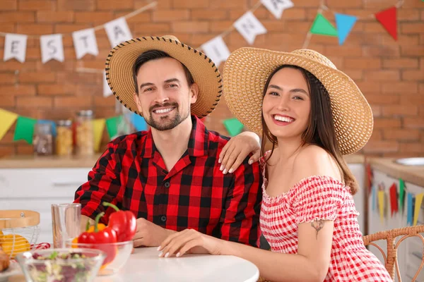 Junges Paar Feiert Festa Junina Der Küche — Stockfoto