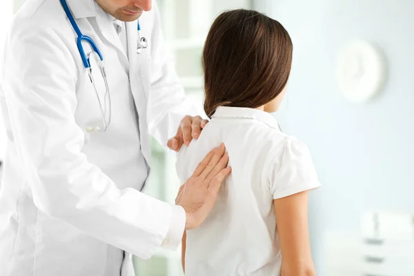 Medico Controllo Postura Della Bambina Clinica — Foto Stock