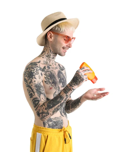 Hombre Tatuado Con Crema Protector Solar Sobre Fondo Blanco — Foto de Stock