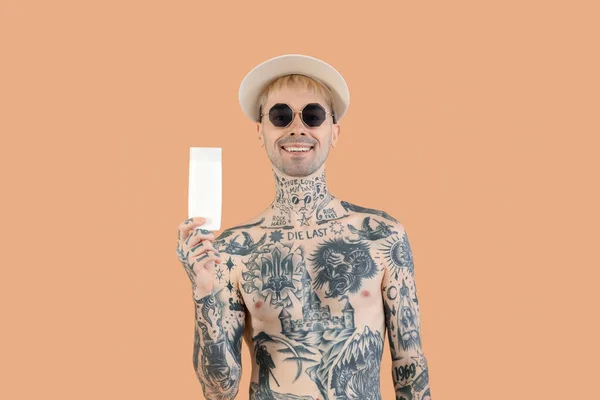 Homme Tatoué Avec Crème Solaire Sur Fond Beige — Photo