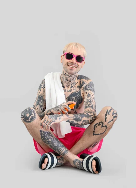 Tatuerad Man Som Tillämpar Solkräm Ljus Bakgrund — Stockfoto