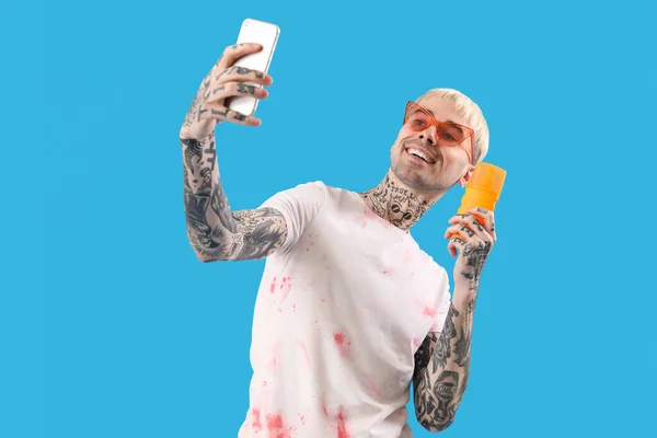 Τατουάζ Άνθρωπος Αντηλιακή Κρέμα Λήψη Selfie Γαλάζιο Φόντο — Φωτογραφία Αρχείου