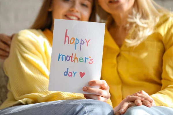 Young Woman Greeting Her Mother Card Home Closeup — Stock Photo, Image