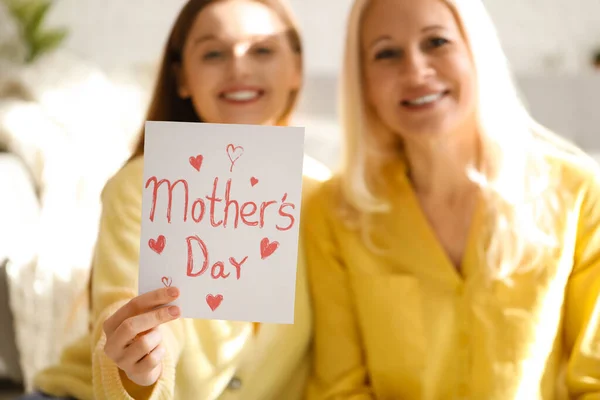 Young Woman Greeting Her Mother Card Home Closeup — Stock Photo, Image