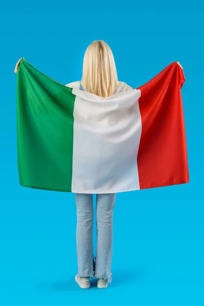 Mulher Madura Com Bandeira Itália Fundo Azul Visão Traseira — Fotografia de Stock