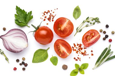 Beyaz arka planda taze sebzeler, baharatlar ve bitkilerle izole edilmiş.