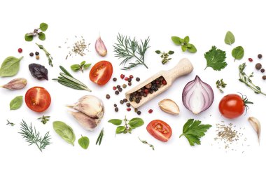 Taze sebzeli kompozisyon, beyaz arka planda farklı otlar ve baharatlar.