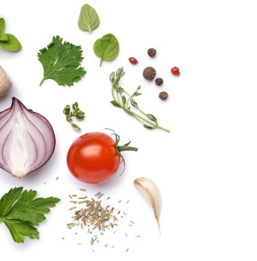 Taze sebzeler, otlar ve baharatlar beyaz arka plan üzerinde