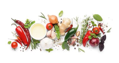 Beyaz arka planda yağlı, baharatlı, otlu ve sebzeli kompozisyon