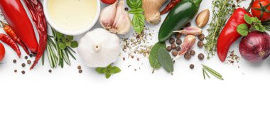 Beyaz arka planda yağlı, baharatlı, otlu ve sebzeli kompozisyon