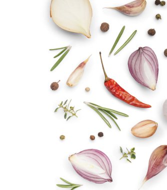 Beyaz arka planda aromatik baharat ve soğanlı kompozisyon, yakın plan