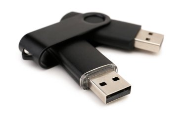 Beyaz arkaplanda siyah USB flash diskler