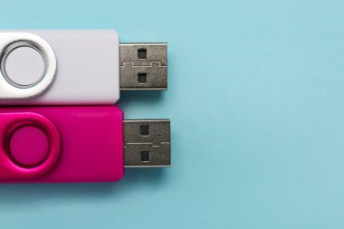 Renk arkaplanındaki USB flaş sürücüleri, kapatın