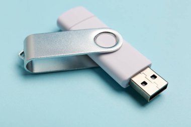 Renk arkaplanı üzerine beyaz USB flash disk