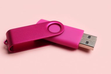 Pembe arkaplandaki usb flash diski