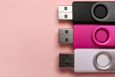 Pembe arkaplanda USB flaş bellek seti, yakın plan