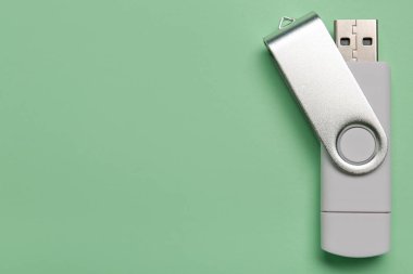 Yeşil arkaplanda USB flaş bellek