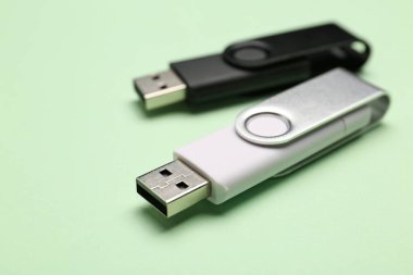Yeşil arkaplanda USB flash diskler