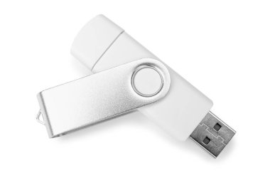 usb flash diski beyaz arkaplanda izole edildi