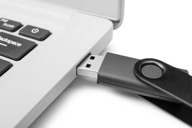 Siyah USB flash diski olan dizüstü bilgisayar beyaz arkaplanda izole edildi