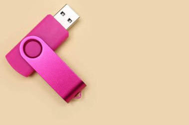 Sarı arkaplanda pembe USB flaş bellek