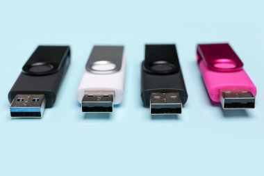 mavi arka plan üstünde USB birden parlamak götürmek