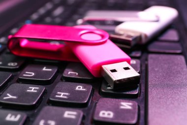 Modern laptopta Pembe USB flaş bellek, yakın plan.