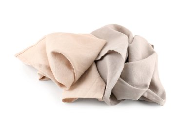 Beyaz arka planda buruşmuş kumaş peçeteler