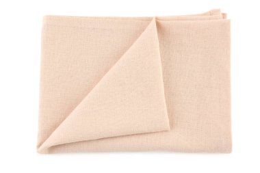 Beyaz arkaplanda izole edilmiş yeni katlanmış peçete