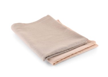 Beyaz arkaplanda yeni katlanmış peçeteler