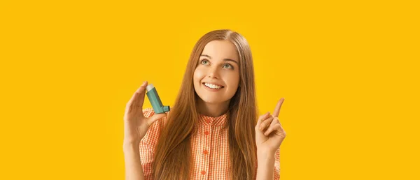 Jonge Vrouw Met Inhalator Wijst Naar Iets Gele Achtergrond — Stockfoto