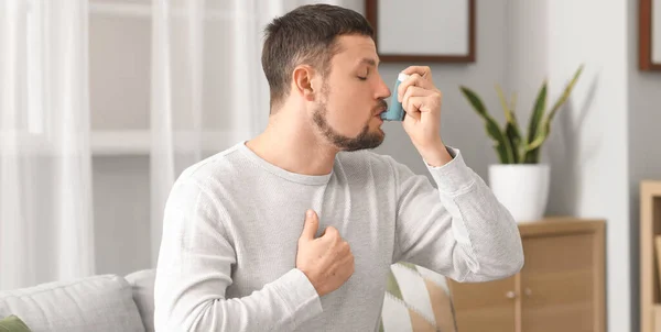 Sick Man Using Inhaler Home — Zdjęcie stockowe