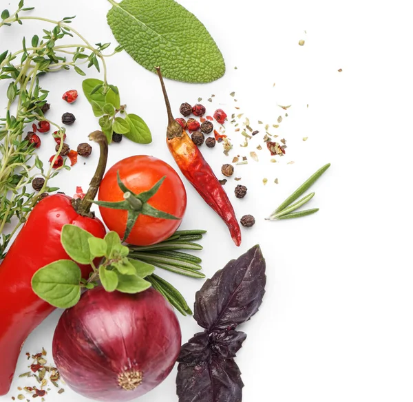 Komposition Mit Gemüse Gewürzen Und Frischen Kräutern Auf Weißem Hintergrund — Stockfoto