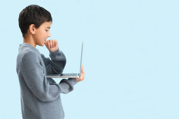 Kleine Jongen Met Laptop Bijten Nagels Blauwe Achtergrond — Stockfoto