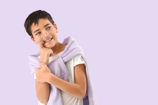 Kleiner Junge Beißt Nägel Auf Fliederfarbenem Hintergrund — Stockfoto