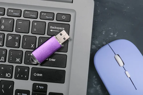 Modern Laptop Purple Usb Flash Drive Blue Mouse Black Grunge — Stock Photo, Image