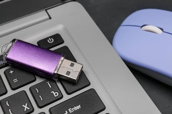 Modern Laptop Purple Usb Flash Drive Blue Mouse Black Grunge — Stock Photo, Image