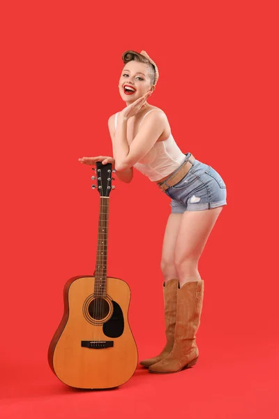 Здивована Молода Жінка Гітарою Червоному Тлі — стокове фото