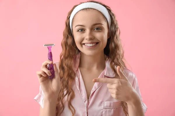 Young Woman Pointing Razor Pink Background — Stock Photo, Image