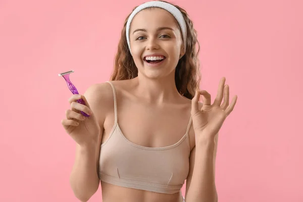 Mujer Joven Con Afeitadora Mostrando Sobre Fondo Rosa —  Fotos de Stock