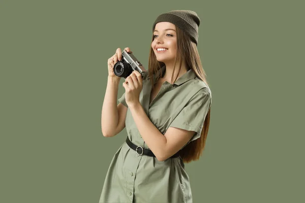 Jeune Femme Mode Avec Appareil Photo Vintage Sur Fond Vert — Photo