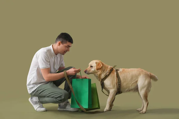 Young Man Shopping Bags Cute Labrador Dog Green Background — Stock Photo, Image