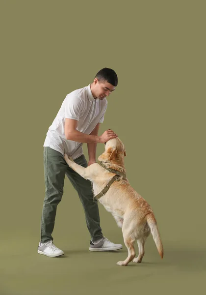 Yeşil Arka Planda Şirin Labrador Köpeği Olan Genç Bir Adam — Stok fotoğraf