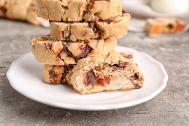 Grunge arka planında lezzetli bisküvi yığını olan tabak, yakın plan.