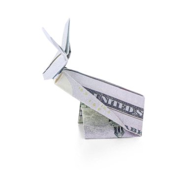 Beyaz arka planda dolar banknotlarından yapılmış Origami tavşanı