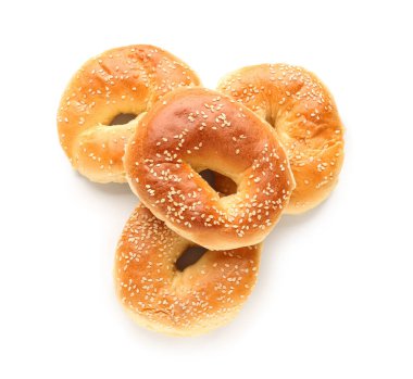 Beyaz arka planda susam tohumlu lezzetli simitler.