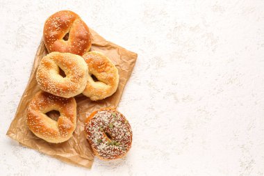 Açık arkaplanda susam tohumlu lezzetli simit.