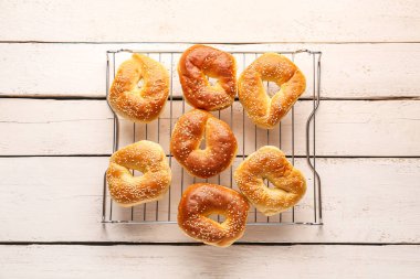 Hafif ahşap arka planda susam tohumlu lezzetli simit şebekesi