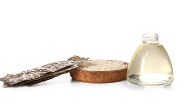 Pilav tabağı, sirke şişesi ve beyaz arka planda Norveç çarşafları.